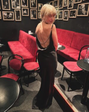 Aneta Krejčíková Instagram - “Šaty dělaj člověka”
Já říkám, když se cejtíš na prd, vem si krásný šaty!
Vždycky to pomůže🖤
(Platí především pro ženy, myslím, že muži mají jinčí prostředky💁‍♀️😉)

@anamecz