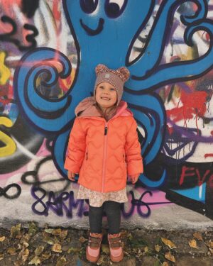 Aneta Krejčíková Instagram - Podzim a zima vždycky ve @skibikids 

#Reima jedna z oblíbených funkčních značek, poněvadž není špatného počasí, jenom špatného oblečení🍁🌨️🌧️🌦️❄️

#affenzahn barefootové vždycky stylově a hravě barevné botičky

#kleankanteen ekologické nerezové láhve, termosky a svačinové boxy

🐣🐒🦄@skibikids