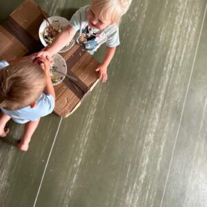 Aneta Krejčíková Instagram - Poslední noc v Ďáblicích

Pamatuju si, když jsem tady spala první noc, brzy ráno jsem vstávala na natáčení a jela metrem, šla jsem pěšky na metro, od baráku to je asi 600m a první a jediný člověk, kterýho jsem to ráno v 5h potkala byl  nějaký onanista za stromem🙆🏼‍♀️🤦🏼‍♀️
Jako fakt🙏🏻
Pecka!
Vítej na Ládví, kotě🤷‍♀️😁

Než jsem přišla na to, že je to nejkrásnější sídliště v České republice, chvilku mi to trvalo.
Viktor Tuček.🙏🏻❤️

Nechtěla jsem se vracet do paneláku, možná i, nebo hlavně proto, že jsem v paneláku vyrostla.
6 let.
6 let tu žijem a bylo mi tu vlastně hezky.
Vznikla tady moje rodina. Vyrůstaly tu doteď obě děti- první kroky, první slova. Dcera se dokonce narodila přímo tady. V panelákovém domě v bytě v Kobylisích.

Ráda jsem si představovala, že za těmi stromy a paneláky je moře.
Chtěla jsem žít u moře a mít pořád slunce, ale neuvědomila jsem si tehdy, že moře a slunce mám, kdykoliv budu chtít, mám cokoliv a je jedno jestli žiju v paneláku, v supr bejváku v centru, v třígenerační vile, nebo v chatrči u moře.
Domov máme v sobě☀️

Ale to, že je lepší vyhořet, než se stěhovat, pod to se asi podepíšu
🙆🏼‍♀️😅

#sídlištěďáblice