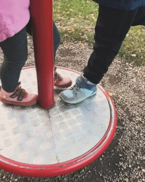 Aneta Krejčíková Instagram - Podzim a zima vždycky ve @skibikids 

#Reima jedna z oblíbených funkčních značek, poněvadž není špatného počasí, jenom špatného oblečení🍁🌨️🌧️🌦️❄️

#affenzahn barefootové vždycky stylově a hravě barevné botičky

#kleankanteen ekologické nerezové láhve, termosky a svačinové boxy

🐣🐒🦄@skibikids