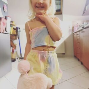 Aneta Krejčíková Instagram - Je to přesně 4 roky, co jsem tohle milující a milované děvčátko držela poprvé v náruči. 
Letí to fofrem a já jsem nesmírně vděčná🤍

#bdaygirl