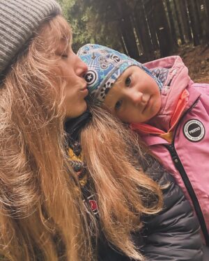 Aneta Krejčíková Instagram - Podzim a zima vždycky ve @skibikids 

#Reima jedna z oblíbených funkčních značek, poněvadž není špatného počasí, jenom špatného oblečení🍁🌨️🌧️🌦️❄️

#affenzahn barefootové vždycky stylově a hravě barevné botičky

#kleankanteen ekologické nerezové láhve, termosky a svačinové boxy

🐣🐒🦄@skibikids