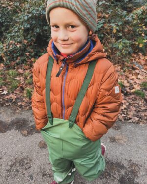 Aneta Krejčíková Instagram - Podzim a zima vždycky ve @skibikids 

#Reima jedna z oblíbených funkčních značek, poněvadž není špatného počasí, jenom špatného oblečení🍁🌨️🌧️🌦️❄️

#affenzahn barefootové vždycky stylově a hravě barevné botičky

#kleankanteen ekologické nerezové láhve, termosky a svačinové boxy

🐣🐒🦄@skibikids