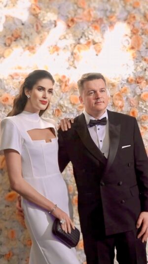 Aneta Vignerová Instagram - Modelce Anetě Vignerové na plese dělal garde její manžel Petr Kolečko. Pusťte si náš rozhovor, ve kterém mimo jiné prozradila Aneta i plány do budoucna. 👀

👉 Celý rozhovor na expres.cz

#exprescz #rozhovor #ples #modelka #kolecko #vignerova