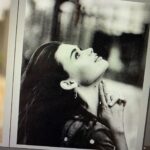 Anfisa Vistingauzen Instagram - Пишу тебе, моя прохлада поутру, о том, как в небе пролетают чайки О том, как окна помнят первую зарю, и платье вспоминает первое объятие Сочится мёд под парусным пером о том, как утаились поцелуи на закате И как рука, не прячась под зонтом, вулканом растекалась в мыслях, о сплетении двух пальцев Но, ветер взвыл! Межстрочный интервал вдруг закачало... Не шторм, не буря и не страхи в парусе сквозят... То – якорь мой безудержной любви... Напомнил мне о том, какое счастье и беда во мне знаменовались И не бери сей крен, родная, на себя... Не разбавляй свой чай моей прохладой... Любовь вершит и подруку ведет тебя А мой же якорь мне сулит другие испытания Не будет полноты сердец, покуда в строках я люблю другую... Покуда в море я волнуюсь не с тобой И на заливе берег обнажает мне иную… Я фантазиен в здешнем море меньше чем всегда... Вода уж набралась по горло меня душит Рука немеет и промокнет скоро вся строка... Но я тебе голубушка оставлю сад в письме... А в нём Ты, в знак прощания со мной о будущей Любви и счастье зарисуешь... Артемий Боголюбов. 🕊️
