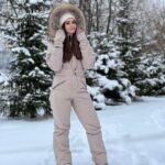 Anfisa Vistingauzen Instagram - Пуховики зимой - это главные противники рождаемости. ⠀ Потому что в них почти невозможно выглядеть красиво и по-женски привлекательно. ⠀ Либо в длинном и узком - как селёдка, либо в стёганном в клеточку - как новогодняя колбаса, перетянутая ниткой, либо стиль оверсайз - будешь как лепрекон в мешке из под картошки. ⠀ А если без шуток, то за 24 года своей жизни я реально не смогла найти ни одного пуховика, который бы нравился мне и хорошо сидел. ⠀ Поэтому я давно посматривала на зимние комбинезоны: тепло? Тепло! Красиво? Красиво. Сексуально? Ну уж точно сексуальнее чем ваши вонючие пуховики! ⠀ А уж про удобство и практичность вообще молчу, хитро улыбаясь. 😏 ⠀ Я очень люблю зиму, но до этой зимы ненавидела зимнюю одежду. Вечно огромную, громоздкую, неудобную и некрасивую. ⠀ Как же хорошо что ещё в октябре я написала @walk.moda и две недели назад получила свой заветный новогодний подарок - зимний комбенизон, который выдерживает холод до -45 градусов. Да ещё и варежки в придачу! ❄️ ⠀ Идеальная одежда для зимнего сезона, для активных прогулок, для спорта, путешествий и простых дел. Ширина брюк регулируется даже под горнолыжный ботинок, так что любителям зимних видов спорта даже дополнительную экипировку покупать не придётся! Есть подтяжки чтобы снимать в помещении, карманы, пояс, подчёркивающий талию. ⠀ Для меня также отдельная важная галочка - комбинезоны производят в России, размерных ряд для взрослых от 152 см (какое счастье для таких же дюймовочек как я😎), качество на высоте, лучше любого пуховика в 1000 раз. ⠀ Ну в общем вы поняли что я в восторге и этот комбез точно буду носить не один сезон! А по моему промокоду Anfisa при заказе в директ @walk.moda - получите варежки в подарок! 😜🎁