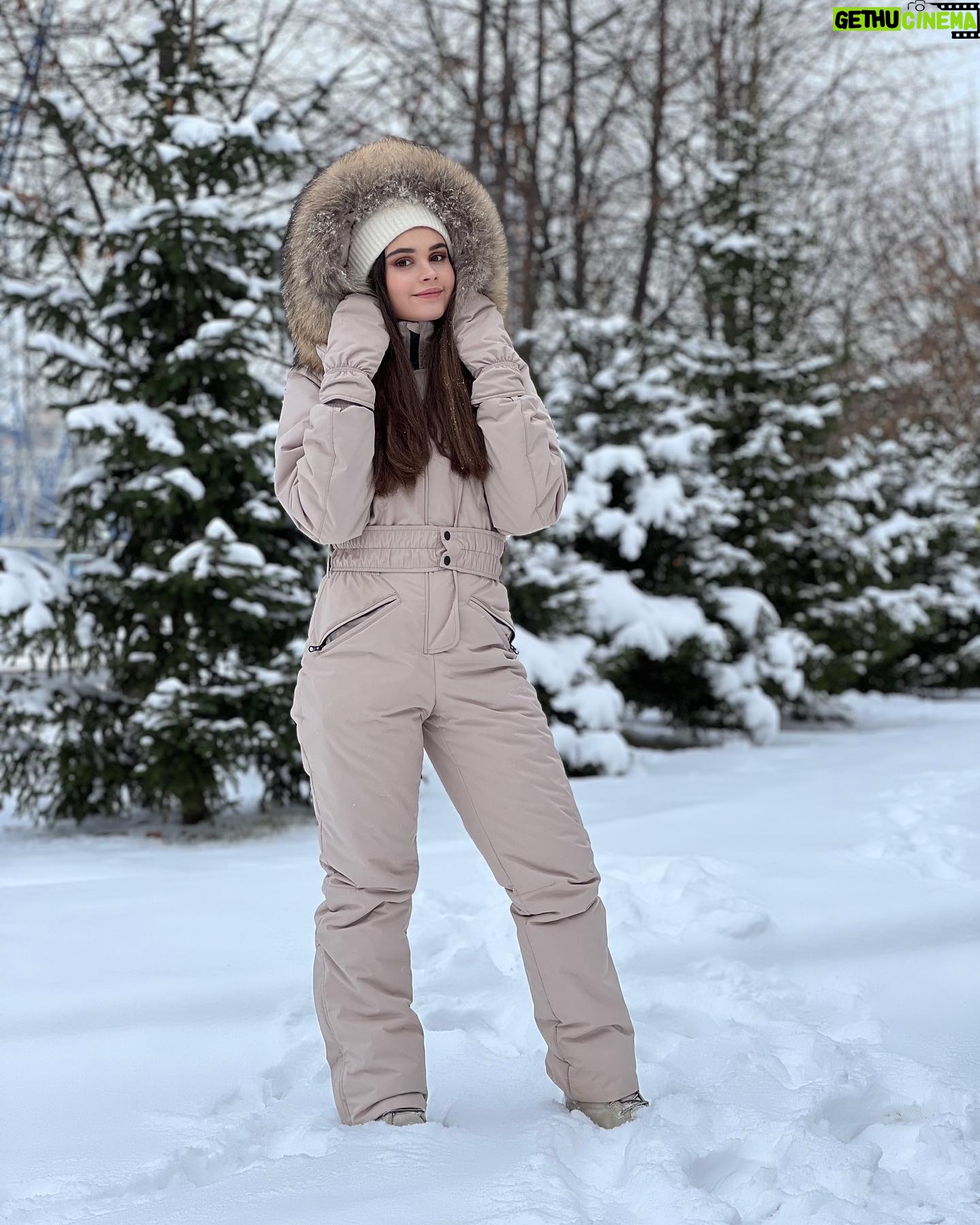 Anfisa Vistingauzen Instagram - Пуховики зимой - это главные противники рождаемости. ⠀ Потому что в них почти невозможно выглядеть красиво и по-женски привлекательно. ⠀ Либо в длинном и узком - как селёдка, либо в стёганном в клеточку - как новогодняя колбаса, перетянутая ниткой, либо стиль оверсайз - будешь как лепрекон в мешке из под картошки. ⠀ А если без шуток, то за 24 года своей жизни я реально не смогла найти ни одного пуховика, который бы нравился мне и хорошо сидел. ⠀ Поэтому я давно посматривала на зимние комбинезоны: тепло? Тепло! Красиво? Красиво. Сексуально? Ну уж точно сексуальнее чем ваши вонючие пуховики! ⠀ А уж про удобство и практичность вообще молчу, хитро улыбаясь. 😏 ⠀ Я очень люблю зиму, но до этой зимы ненавидела зимнюю одежду. Вечно огромную, громоздкую, неудобную и некрасивую. ⠀ Как же хорошо что ещё в октябре я написала @walk.moda и две недели назад получила свой заветный новогодний подарок - зимний комбенизон, который выдерживает холод до -45 градусов. Да ещё и варежки в придачу! ❄️ ⠀ Идеальная одежда для зимнего сезона, для активных прогулок, для спорта, путешествий и простых дел. Ширина брюк регулируется даже под горнолыжный ботинок, так что любителям зимних видов спорта даже дополнительную экипировку покупать не придётся! Есть подтяжки чтобы снимать в помещении, карманы, пояс, подчёркивающий талию. ⠀ Для меня также отдельная важная галочка - комбинезоны производят в России, размерных ряд для взрослых от 152 см (какое счастье для таких же дюймовочек как я😎), качество на высоте, лучше любого пуховика в 1000 раз. ⠀ Ну в общем вы поняли что я в восторге и этот комбез точно буду носить не один сезон! А по моему промокоду Anfisa при заказе в директ @walk.moda - получите варежки в подарок! 😜🎁