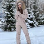 Anfisa Vistingauzen Instagram - Пуховики зимой - это главные противники рождаемости. ⠀ Потому что в них почти невозможно выглядеть красиво и по-женски привлекательно. ⠀ Либо в длинном и узком - как селёдка, либо в стёганном в клеточку - как новогодняя колбаса, перетянутая ниткой, либо стиль оверсайз - будешь как лепрекон в мешке из под картошки. ⠀ А если без шуток, то за 24 года своей жизни я реально не смогла найти ни одного пуховика, который бы нравился мне и хорошо сидел. ⠀ Поэтому я давно посматривала на зимние комбинезоны: тепло? Тепло! Красиво? Красиво. Сексуально? Ну уж точно сексуальнее чем ваши вонючие пуховики! ⠀ А уж про удобство и практичность вообще молчу, хитро улыбаясь. 😏 ⠀ Я очень люблю зиму, но до этой зимы ненавидела зимнюю одежду. Вечно огромную, громоздкую, неудобную и некрасивую. ⠀ Как же хорошо что ещё в октябре я написала @walk.moda и две недели назад получила свой заветный новогодний подарок - зимний комбенизон, который выдерживает холод до -45 градусов. Да ещё и варежки в придачу! ❄️ ⠀ Идеальная одежда для зимнего сезона, для активных прогулок, для спорта, путешествий и простых дел. Ширина брюк регулируется даже под горнолыжный ботинок, так что любителям зимних видов спорта даже дополнительную экипировку покупать не придётся! Есть подтяжки чтобы снимать в помещении, карманы, пояс, подчёркивающий талию. ⠀ Для меня также отдельная важная галочка - комбинезоны производят в России, размерных ряд для взрослых от 152 см (какое счастье для таких же дюймовочек как я😎), качество на высоте, лучше любого пуховика в 1000 раз. ⠀ Ну в общем вы поняли что я в восторге и этот комбез точно буду носить не один сезон! А по моему промокоду Anfisa при заказе в директ @walk.moda - получите варежки в подарок! 😜🎁