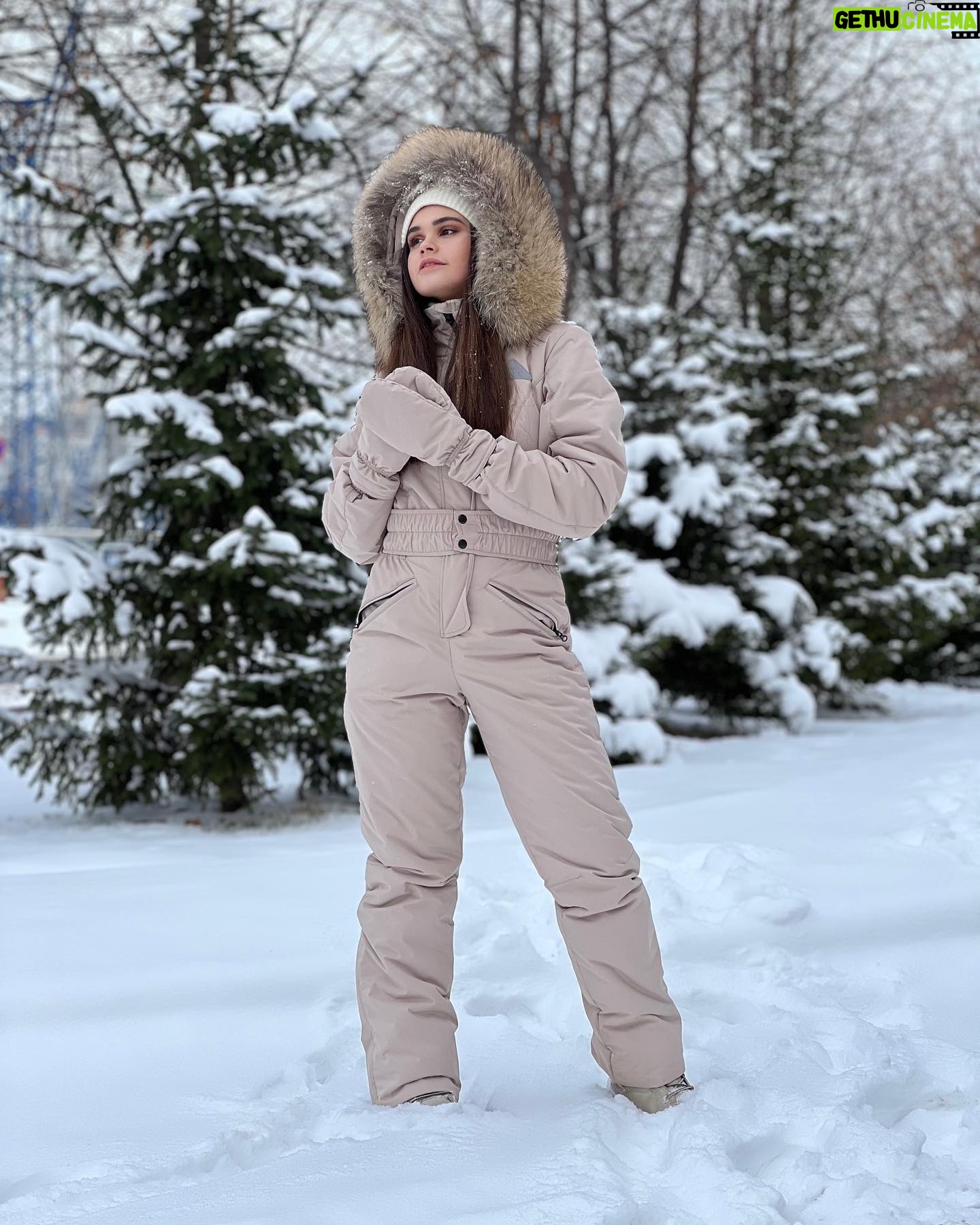 Anfisa Vistingauzen Instagram - Пуховики зимой - это главные противники рождаемости. ⠀ Потому что в них почти невозможно выглядеть красиво и по-женски привлекательно. ⠀ Либо в длинном и узком - как селёдка, либо в стёганном в клеточку - как новогодняя колбаса, перетянутая ниткой, либо стиль оверсайз - будешь как лепрекон в мешке из под картошки. ⠀ А если без шуток, то за 24 года своей жизни я реально не смогла найти ни одного пуховика, который бы нравился мне и хорошо сидел. ⠀ Поэтому я давно посматривала на зимние комбинезоны: тепло? Тепло! Красиво? Красиво. Сексуально? Ну уж точно сексуальнее чем ваши вонючие пуховики! ⠀ А уж про удобство и практичность вообще молчу, хитро улыбаясь. 😏 ⠀ Я очень люблю зиму, но до этой зимы ненавидела зимнюю одежду. Вечно огромную, громоздкую, неудобную и некрасивую. ⠀ Как же хорошо что ещё в октябре я написала @walk.moda и две недели назад получила свой заветный новогодний подарок - зимний комбенизон, который выдерживает холод до -45 градусов. Да ещё и варежки в придачу! ❄️ ⠀ Идеальная одежда для зимнего сезона, для активных прогулок, для спорта, путешествий и простых дел. Ширина брюк регулируется даже под горнолыжный ботинок, так что любителям зимних видов спорта даже дополнительную экипировку покупать не придётся! Есть подтяжки чтобы снимать в помещении, карманы, пояс, подчёркивающий талию. ⠀ Для меня также отдельная важная галочка - комбинезоны производят в России, размерных ряд для взрослых от 152 см (какое счастье для таких же дюймовочек как я😎), качество на высоте, лучше любого пуховика в 1000 раз. ⠀ Ну в общем вы поняли что я в восторге и этот комбез точно буду носить не один сезон! А по моему промокоду Anfisa при заказе в директ @walk.moda - получите варежки в подарок! 😜🎁