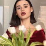 Anfisa Vistingauzen Instagram - При съёмке видео все тюльпаны пострадали 😂😂🌷 ⠀ Искренне считаю что в настоящей любви и отношениях не нужны ни цветы, ни подарки! Для меня это навязанный стереотип и маркетинговый ход 😜 А если сильно хочется порадовать человека - подарок можно подарить в любой день, не привязываясь к конкретной дате. Цветы себе сама покупаю крайне редко, и то по настроению. ⠀ Но всех девчонок и женщин поздравляю всё равно и желаю бодрости, улыбок, любви! 🌷 #8марта #цветы #женщины #маркетинг