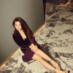 Anfisa Vistingauzen Instagram - У меня есть мечта - несколько месяцев пожить в центре. ⠀ Казалось бы, затея интересная и весьма осуществима, но на самом деле - найти классную квартиру в центре Москвы, где можно было бы пожить несколько месяцев, да ещё и с собакой, - довольно сложно. ⠀ Поэтому я придумала себе приключение: несколько раз в месяц оставаться в каком-нибудь классном отеле в самом центре. Больше всего в Москве я люблю Замоскворечье и Патрики. Но и новые места - это всегда увлекательно! ⠀ Например, в конце сентября у меня было несколько съёмочных дней в Таганском районе. И я заранее знала что одна смена закончится ближе к ночи, а на следующую вставать надо в 8 утра. ⠀ И чтобы не тащиться с утра по пробкам - я остановилась в прекрасном отеле @movenpickmoscowtaganskaya 💜 Сам номер, обслуживание, завтрак и местоположение - просто восторг! ⠀ И настолько мне понравилось, что я решила остаться там ещё на две ночи. Позвала свою талантливую подругу @v.ann.gog и мы наделали с ней шикарных снимков, как из фильма про 60-е 📸