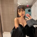 Anfisa Vistingauzen Instagram - Письки и сиськи в кино ⠀ В гениальном фильме «Служебный роман» есть гениальная сцена, где главные герои начинают целоваться, камера опускается вниз, к их ногам. А затем на пол падает сначала её пальто…. а потом его очки. ⠀ И что - взрослые люди не догадаются что было дальше? ⠀ Я не люблю обнажёнку в кино. Меня голыми сисями и попами не удивить. Полагаю, в век интернета и мужчин тоже. ⠀ Вещи из интимных, сакральных - превратились в вещи от которых невозможно спрятаться. Повсюду, почти в любом сериале или фильме про отношения, пихают как можно больше не то что эротики, - порнографии. ⠀ Чаще всего это сцена с сиськами ради сисек. Красиво? Не всегда. Иногда некрасиво и противно. Хочется просто посмотреть фильм, а не мелькающие тут и там волосатые (или не очень) жопы. ⠀ Вы хотели нас удивить? ⠀ Мы все видели такое, что вы всё равно не сможете показать в большом кинематографе. ⠀ Именно поэтому мне так нравятся старые фильмы, которые проходили «цензуру». В них есть та самая загадка. Когда самое откровенное, страстное, манящее - не обнажается, а остаётся за нашей фантазией.