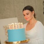Anfisa Vistingauzen Instagram - Если уж я решаю праздновать свой день рождения (что бывает редко), то все детали должны быть продуманы: самая вкусная еда, самые красивые шары, свечи пастельных тонов, ну и конечно же бесподобный торт! ⠀ Поэтому чтобы вам не ломать голову над организацией своего самого-самого заветного и главного праздника, делюсь явками и паролями, а за качество отвечаю головой 🫡 ⠀ @mascot_loft_studio - лучшее место для проведения мероприятий которое я вообще встречала в Москве. Очень красиво, удобно, можно хоть день рождения, хоть корпоратив, хоть детский утренник! ⠀ @ribambelle.cakes знают дело не только в тортах, но и в еде для праздников! Мне не хотелось простой кейтеринг, а хотелось изысканной кухни, но чтобы вкусно и с доставкой! Торт был с начинкой Банановый зож: рассыпчатые пропитанные коржи с банановым, тающим во рту, суфле и крем чизом сверху! 😌🤤🤤 ⠀ Великолепные шары @sharo__varnya ⠀ Неповторимые пастельные свечи @birth.day.candles ⠀ За фотографии спасибо талантливой @v.ann.gog 😘