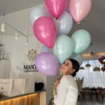 Anfisa Vistingauzen Instagram - Если уж я решаю праздновать свой день рождения (что бывает редко), то все детали должны быть продуманы: самая вкусная еда, самые красивые шары, свечи пастельных тонов, ну и конечно же бесподобный торт! ⠀ Поэтому чтобы вам не ломать голову над организацией своего самого-самого заветного и главного праздника, делюсь явками и паролями, а за качество отвечаю головой 🫡 ⠀ @mascot_loft_studio - лучшее место для проведения мероприятий которое я вообще встречала в Москве. Очень красиво, удобно, можно хоть день рождения, хоть корпоратив, хоть детский утренник! ⠀ @ribambelle.cakes знают дело не только в тортах, но и в еде для праздников! Мне не хотелось простой кейтеринг, а хотелось изысканной кухни, но чтобы вкусно и с доставкой! Торт был с начинкой Банановый зож: рассыпчатые пропитанные коржи с банановым, тающим во рту, суфле и крем чизом сверху! 😌🤤🤤 ⠀ Великолепные шары @sharo__varnya ⠀ Неповторимые пастельные свечи @birth.day.candles ⠀ За фотографии спасибо талантливой @v.ann.gog 😘