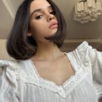 Anfisa Vistingauzen Instagram - Невероятную лёгкость испытала за эти дни с новой причёской. ⠀ Особенно когда не нужно ничего укладывать, просыпаешься с утра, пройдёшься расчёской и всё!! Выглядишь уже великолепно. Ну а про мытьё головы и сушку я вообще молчу. 😏😏 Сколько сил я тратила, по пол часа расчёсывая свою прежнюю гриву, стоя под душем, а уж на укладку вообще приходилось закладывать не меньше часа. Сегодня уложила за 15 минут 🥰🥰 ⠀ Ничего не мешает, ничего не путается, не торчит. Не нужно думать куда убрать волосы на ночь и как спрятать их под шапку, чтобы после снятия вышеупомянутой, на голове не осталось гнездо дрозда. ⠀ Беззаботная жизнь открылась передо мной, наивно полагающей последние 12 лет, что длинные волосы будут со мной до 30 так точно. ⠀ В комментариях одна девушка написала, что у каре один минус - после него не хочется уже ничего кроме каре. ⠀ Вот мне кажется что и у меня так будет 😂😂 #каре #стрижка #скоровесна #февраль2024 #сорочка