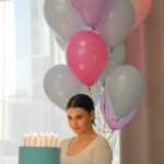 Anfisa Vistingauzen Instagram - Если уж я решаю праздновать свой день рождения (что бывает редко), то все детали должны быть продуманы: самая вкусная еда, самые красивые шары, свечи пастельных тонов, ну и конечно же бесподобный торт! ⠀ Поэтому чтобы вам не ломать голову над организацией своего самого-самого заветного и главного праздника, делюсь явками и паролями, а за качество отвечаю головой 🫡 ⠀ @mascot_loft_studio - лучшее место для проведения мероприятий которое я вообще встречала в Москве. Очень красиво, удобно, можно хоть день рождения, хоть корпоратив, хоть детский утренник! ⠀ @ribambelle.cakes знают дело не только в тортах, но и в еде для праздников! Мне не хотелось простой кейтеринг, а хотелось изысканной кухни, но чтобы вкусно и с доставкой! Торт был с начинкой Банановый зож: рассыпчатые пропитанные коржи с банановым, тающим во рту, суфле и крем чизом сверху! 😌🤤🤤 ⠀ Великолепные шары @sharo__varnya ⠀ Неповторимые пастельные свечи @birth.day.candles ⠀ За фотографии спасибо талантливой @v.ann.gog 😘