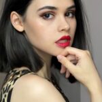Anfisa Vistingauzen Instagram - Секрет, как не измазать зубы красной помадой, кроется в идеальной кисточке и красном пигменте от @krygina.cosmetics Также в макияже я использую увлажняющий бальзам для губ, для румян - полупрозрачный тинт, а для стрелок - кремовый тёмно-коричневый пигмент. Ну и конечно любимые кисти от этого же бренда. 💄 💋 #макияж #красныегубы #весна2024