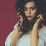 Anfisa Vistingauzen Instagram - Интересно, как каждый человек сформирован не только воспитанием и окружением, но и изначальными «предлагаемыми обстоятельствами» в которых он родился. ⠀ Я, например, никогда в жизни не смогу ощутить чувств к родному брату или сестре, не узнаю - каково это: жить в многодетной семье. Как и никогда не смогу понять людей из регионов, которые «пробились» в Москву. ⠀ Помню, ещё при поступлении в театральный институт, я обращала внимание на то как абитуриенты держатся за эту возможность остаться в Москве, учиться здесь, «смочь», - а не вернуться с проигрышем в родной город или деревню. Когда все, затаив дыхание, ждали списки прошедших на следующий тур - самые радостные возгласы исходили именно от парней или девчонок из небольших, далёких городов, из самой глубинки России, как и самая горькая, глубокая печаль. ⠀ Их и мои ощущения настолько разнились, что я, даже мысленно пыталась поставить себя на их место. Нет, не то чтобы я не переживала, я переживала и даже очень. ⠀ Конкурс - самый последний этап поступления в театральный институт. Этап, где слетают единицы. Этап, от которого до цели - один шаг. Этап, где слететь обиднее всего. ⠀ Когда я слетела с конкурса во МХАТЕ и Щепке - мне было безумно досадно. После Щепки я точно плакала, потому что это был последний ВУЗ, где я осталась, и в тот год я не поступила. Во МХАТЕ я слетела чуть раньше, так что надежда ещё оставалось. Но там меня и мой талант жёстко «растоптали» педагоги, поэтому на душе тоже было не сладко. ⠀ Но для меня это не было трагедией. Потому что я прекрасно понимала, что в Москве - мой дом, моя работа, моя семья. Моя мама называла это «синдромом коренного москвича». Да, в этот раз меня постигла неудача, но и что с того? Поступлю на следующий год. Для меня это был, скорее, вызов маме, эксперимент. ⠀ А для них - было. Потому что, возможно, для кого-то из них, тех молодых и так талантливо отчаянных, ночевавших прямо на улице у института, чтобы не пропустить списки и караулить очередь, а может, потому что им просто некуда было идти, для них - это, возможно, был единственный и последний шанс. ⠀ #кино #театр #театральныйвуз #поступление #институт #мысливслух