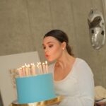 Anfisa Vistingauzen Instagram - Если уж я решаю праздновать свой день рождения (что бывает редко), то все детали должны быть продуманы: самая вкусная еда, самые красивые шары, свечи пастельных тонов, ну и конечно же бесподобный торт! ⠀ Поэтому чтобы вам не ломать голову над организацией своего самого-самого заветного и главного праздника, делюсь явками и паролями, а за качество отвечаю головой 🫡 ⠀ @mascot_loft_studio - лучшее место для проведения мероприятий которое я вообще встречала в Москве. Очень красиво, удобно, можно хоть день рождения, хоть корпоратив, хоть детский утренник! ⠀ @ribambelle.cakes знают дело не только в тортах, но и в еде для праздников! Мне не хотелось простой кейтеринг, а хотелось изысканной кухни, но чтобы вкусно и с доставкой! Торт был с начинкой Банановый зож: рассыпчатые пропитанные коржи с банановым, тающим во рту, суфле и крем чизом сверху! 😌🤤🤤 ⠀ Великолепные шары @sharo__varnya ⠀ Неповторимые пастельные свечи @birth.day.candles ⠀ За фотографии спасибо талантливой @v.ann.gog 😘