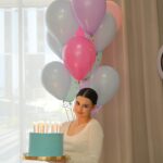 Anfisa Vistingauzen Instagram - Если уж я решаю праздновать свой день рождения (что бывает редко), то все детали должны быть продуманы: самая вкусная еда, самые красивые шары, свечи пастельных тонов, ну и конечно же бесподобный торт! ⠀ Поэтому чтобы вам не ломать голову над организацией своего самого-самого заветного и главного праздника, делюсь явками и паролями, а за качество отвечаю головой 🫡 ⠀ @mascot_loft_studio - лучшее место для проведения мероприятий которое я вообще встречала в Москве. Очень красиво, удобно, можно хоть день рождения, хоть корпоратив, хоть детский утренник! ⠀ @ribambelle.cakes знают дело не только в тортах, но и в еде для праздников! Мне не хотелось простой кейтеринг, а хотелось изысканной кухни, но чтобы вкусно и с доставкой! Торт был с начинкой Банановый зож: рассыпчатые пропитанные коржи с банановым, тающим во рту, суфле и крем чизом сверху! 😌🤤🤤 ⠀ Великолепные шары @sharo__varnya ⠀ Неповторимые пастельные свечи @birth.day.candles ⠀ За фотографии спасибо талантливой @v.ann.gog 😘
