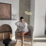 Anfisa Vistingauzen Instagram - С похудением - это как со славой: мало добиться цели, нужно ещё и суметь продержаться. А с питанием, желательно, ещё и сделать правильный рацион образом жизни. С декабря я экспериментирую с едой и со своей силой воли, даже больше не для похудения, а для того, чтобы дать своему организму возможность работать в полную силу, не нагружая его вредным, лишним и ненужным. Получается с переменным успехом. Но на сладкое, кстати, не особо тянет, что удивительно. А вот на картошечку фри, арахисовую пасту - это да. А паста эта, скотина, такая вкусная и такая калорийная, что съешь ложечку, а за ней , непременно, хочется ещё одну. И вот, рука уже тянется к заветной банке и очередная ложка вкуснейшего блаженства приближается ко рту. «Ну и что, живём один раз! Зачем себе отказывать?», - скажет кто-то. Да, это правда. Но ведь и тело у нас только одно и хочется добиться (не во вред здоровью, разумеется) классной, сексуальной фигуры, которой, может быть, у тебя никогда и не было. А круассаны, шоколадки и арахисовая паста были, есть и будут всегда и никуда не денутся. Мораль сей басни такова: весь прикол в том, что в жизни найти баланс. Ту самую золотую середину, о которой все говорят. Жить по шведской идеологии «достаточности». И это, признаюсь вам честно, непросто. А на какой стороне ты? На стороне гедонизма-сладкоежества или дисциплинированного садомазохизма? Или ты тот самый идущий к реке, который уже познал истину и баланс, преисполнясь своим познанием бесконечно вечного?