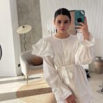 Anfisa Vistingauzen Instagram - С похудением - это как со славой: мало добиться цели, нужно ещё и суметь продержаться. А с питанием, желательно, ещё и сделать правильный рацион образом жизни. С декабря я экспериментирую с едой и со своей силой воли, даже больше не для похудения, а для того, чтобы дать своему организму возможность работать в полную силу, не нагружая его вредным, лишним и ненужным. Получается с переменным успехом. Но на сладкое, кстати, не особо тянет, что удивительно. А вот на картошечку фри, арахисовую пасту - это да. А паста эта, скотина, такая вкусная и такая калорийная, что съешь ложечку, а за ней , непременно, хочется ещё одну. И вот, рука уже тянется к заветной банке и очередная ложка вкуснейшего блаженства приближается ко рту. «Ну и что, живём один раз! Зачем себе отказывать?», - скажет кто-то. Да, это правда. Но ведь и тело у нас только одно и хочется добиться (не во вред здоровью, разумеется) классной, сексуальной фигуры, которой, может быть, у тебя никогда и не было. А круассаны, шоколадки и арахисовая паста были, есть и будут всегда и никуда не денутся. Мораль сей басни такова: весь прикол в том, что в жизни найти баланс. Ту самую золотую середину, о которой все говорят. Жить по шведской идеологии «достаточности». И это, признаюсь вам честно, непросто. А на какой стороне ты? На стороне гедонизма-сладкоежества или дисциплинированного садомазохизма? Или ты тот самый идущий к реке, который уже познал истину и баланс, преисполнясь своим познанием бесконечно вечного?