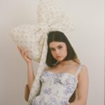 Anfisa Vistingauzen Instagram - Последняя фотография - это как в треке Хаски «я всегда в расфокусе, я всегда фон». Ну а если честно когда фотографируешь на плёнку - это всегда эксперимент. И даже самая долгожданная фотка может не получится. Но мы с @vinokyrovaphoto сделали много удачных кадров, использовав две разных плёнки - Kodak 400 и Фотопленка CineStill 50 Daylight Xpro. Вообще, обожаю плёнку, потому что само ожидания проявки и предвкушение получившихся кадров - это непередаваемое удовольствие! 😉
