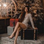 Anfisa Vistingauzen Instagram - Утро. За окном ещё темно, едва светает. Сквозь серые сумерки, едва различимо, воздушными прозрачными хлопьями сыплет снег. Сыплет медленно, нежно, как бы убаюкивая и уговаривая не идти в школу. Но идти надо! ⠀ Надев ненавистные тапочки, волочусь в ванну. Холодно. Сонно. ⠀ Включаю горячую воду на максимальный напор и подставляю руки. Держу. Греюсь. Тепло растекается от рук по всему телу. Хочется стоять так вечность. Чищу зубы и иду есть блюдо, которым обязательно кормят каждого ребёнка хотя бы раз в неделю - овсянку. Не самое любимое моё блюдо, но… хорошо что хоть масло есть! ⠀ Пора одеваться. До начала уроков осталось пол часа, первый - русский, а Жанна Юрьевна серьёзно относится к таким промахам. Отчитает перед всем классом, да ещё и замечание в дневнике напишет. Хотя мне всегда смешно, когда меня отчитываются перед одноклассниками за какой-нибудь пустяк. ⠀ Надеваю капроновые колготки и чёрную юбку чуть выше колен. В мешке со сменкой - чёрные кожаные туфли на танкетке. Я люблю ходить в школу красивой, нарушая все правила и приличия школьного дресс-кода. ⠀ Знаю, что мама заставит надеть штаны, в юбке на улицу не пустит. Демонстративно натягиваю дурацкие чёрные штаны на синтепоне и, надев противную шапку, выхожу на лестничную клетку. ⠀ Но не могу я позволить себе прийти в раздевалку нашего класса в этих идиотких штанах! Позорно что ли. Некрасиво. Как дура буду.. Фи… ⠀ Спускаюсь на один лестничный пролёт, едва закрывается за мной входная дверь, останавливаюсь. Кладу рюкзак и сменку на лестницу, облокачиваюсь на перила и быстро снимаю несуразные штанцы, балансируя на одной ноге, как пьяная цапля, закутанная в пуховик. ⠀ Отлично! Дело сделано, теперь можно идти. ⠀ Шагаю по протоптанный дорожке такими же школьниками, спешащими на первый урок. Холодно, зато чувствую себя элегатно. ⠀ Вот и школа виднеется за гаражами. Точно! Ещё и шапку надо не забыть снять! А то засмеют! ⠀ И с мёрзнущими ушами, с открытым горлом и голыми ногами, счастливая, захожу во двор школы. И как только я не простывала все эти зимы - вот вопрос! Может быть эндорфины? #ностальгия #зима #детство