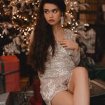 Anfisa Vistingauzen Instagram - Утро. За окном ещё темно, едва светает. Сквозь серые сумерки, едва различимо, воздушными прозрачными хлопьями сыплет снег. Сыплет медленно, нежно, как бы убаюкивая и уговаривая не идти в школу. Но идти надо! ⠀ Надев ненавистные тапочки, волочусь в ванну. Холодно. Сонно. ⠀ Включаю горячую воду на максимальный напор и подставляю руки. Держу. Греюсь. Тепло растекается от рук по всему телу. Хочется стоять так вечность. Чищу зубы и иду есть блюдо, которым обязательно кормят каждого ребёнка хотя бы раз в неделю - овсянку. Не самое любимое моё блюдо, но… хорошо что хоть масло есть! ⠀ Пора одеваться. До начала уроков осталось пол часа, первый - русский, а Жанна Юрьевна серьёзно относится к таким промахам. Отчитает перед всем классом, да ещё и замечание в дневнике напишет. Хотя мне всегда смешно, когда меня отчитываются перед одноклассниками за какой-нибудь пустяк. ⠀ Надеваю капроновые колготки и чёрную юбку чуть выше колен. В мешке со сменкой - чёрные кожаные туфли на танкетке. Я люблю ходить в школу красивой, нарушая все правила и приличия школьного дресс-кода. ⠀ Знаю, что мама заставит надеть штаны, в юбке на улицу не пустит. Демонстративно натягиваю дурацкие чёрные штаны на синтепоне и, надев противную шапку, выхожу на лестничную клетку. ⠀ Но не могу я позволить себе прийти в раздевалку нашего класса в этих идиотких штанах! Позорно что ли. Некрасиво. Как дура буду.. Фи… ⠀ Спускаюсь на один лестничный пролёт, едва закрывается за мной входная дверь, останавливаюсь. Кладу рюкзак и сменку на лестницу, облокачиваюсь на перила и быстро снимаю несуразные штанцы, балансируя на одной ноге, как пьяная цапля, закутанная в пуховик. ⠀ Отлично! Дело сделано, теперь можно идти. ⠀ Шагаю по протоптанный дорожке такими же школьниками, спешащими на первый урок. Холодно, зато чувствую себя элегатно. ⠀ Вот и школа виднеется за гаражами. Точно! Ещё и шапку надо не забыть снять! А то засмеют! ⠀ И с мёрзнущими ушами, с открытым горлом и голыми ногами, счастливая, захожу во двор школы. И как только я не простывала все эти зимы - вот вопрос! Может быть эндорфины? #ностальгия #зима #детство