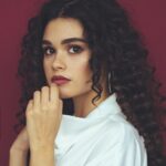 Anfisa Vistingauzen Instagram - Интересно, как каждый человек сформирован не только воспитанием и окружением, но и изначальными «предлагаемыми обстоятельствами» в которых он родился. ⠀ Я, например, никогда в жизни не смогу ощутить чувств к родному брату или сестре, не узнаю - каково это: жить в многодетной семье. Как и никогда не смогу понять людей из регионов, которые «пробились» в Москву. ⠀ Помню, ещё при поступлении в театральный институт, я обращала внимание на то как абитуриенты держатся за эту возможность остаться в Москве, учиться здесь, «смочь», - а не вернуться с проигрышем в родной город или деревню. Когда все, затаив дыхание, ждали списки прошедших на следующий тур - самые радостные возгласы исходили именно от парней или девчонок из небольших, далёких городов, из самой глубинки России, как и самая горькая, глубокая печаль. ⠀ Их и мои ощущения настолько разнились, что я, даже мысленно пыталась поставить себя на их место. Нет, не то чтобы я не переживала, я переживала и даже очень. ⠀ Конкурс - самый последний этап поступления в театральный институт. Этап, где слетают единицы. Этап, от которого до цели - один шаг. Этап, где слететь обиднее всего. ⠀ Когда я слетела с конкурса во МХАТЕ и Щепке - мне было безумно досадно. После Щепки я точно плакала, потому что это был последний ВУЗ, где я осталась, и в тот год я не поступила. Во МХАТЕ я слетела чуть раньше, так что надежда ещё оставалось. Но там меня и мой талант жёстко «растоптали» педагоги, поэтому на душе тоже было не сладко. ⠀ Но для меня это не было трагедией. Потому что я прекрасно понимала, что в Москве - мой дом, моя работа, моя семья. Моя мама называла это «синдромом коренного москвича». Да, в этот раз меня постигла неудача, но и что с того? Поступлю на следующий год. Для меня это был, скорее, вызов маме, эксперимент. ⠀ А для них - было. Потому что, возможно, для кого-то из них, тех молодых и так талантливо отчаянных, ночевавших прямо на улице у института, чтобы не пропустить списки и караулить очередь, а может, потому что им просто некуда было идти, для них - это, возможно, был единственный и последний шанс. ⠀ #кино #театр #театральныйвуз #поступление #институт #мысливслух