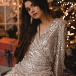 Anfisa Vistingauzen Instagram - Утро. За окном ещё темно, едва светает. Сквозь серые сумерки, едва различимо, воздушными прозрачными хлопьями сыплет снег. Сыплет медленно, нежно, как бы убаюкивая и уговаривая не идти в школу. Но идти надо! ⠀ Надев ненавистные тапочки, волочусь в ванну. Холодно. Сонно. ⠀ Включаю горячую воду на максимальный напор и подставляю руки. Держу. Греюсь. Тепло растекается от рук по всему телу. Хочется стоять так вечность. Чищу зубы и иду есть блюдо, которым обязательно кормят каждого ребёнка хотя бы раз в неделю - овсянку. Не самое любимое моё блюдо, но… хорошо что хоть масло есть! ⠀ Пора одеваться. До начала уроков осталось пол часа, первый - русский, а Жанна Юрьевна серьёзно относится к таким промахам. Отчитает перед всем классом, да ещё и замечание в дневнике напишет. Хотя мне всегда смешно, когда меня отчитываются перед одноклассниками за какой-нибудь пустяк. ⠀ Надеваю капроновые колготки и чёрную юбку чуть выше колен. В мешке со сменкой - чёрные кожаные туфли на танкетке. Я люблю ходить в школу красивой, нарушая все правила и приличия школьного дресс-кода. ⠀ Знаю, что мама заставит надеть штаны, в юбке на улицу не пустит. Демонстративно натягиваю дурацкие чёрные штаны на синтепоне и, надев противную шапку, выхожу на лестничную клетку. ⠀ Но не могу я позволить себе прийти в раздевалку нашего класса в этих идиотких штанах! Позорно что ли. Некрасиво. Как дура буду.. Фи… ⠀ Спускаюсь на один лестничный пролёт, едва закрывается за мной входная дверь, останавливаюсь. Кладу рюкзак и сменку на лестницу, облокачиваюсь на перила и быстро снимаю несуразные штанцы, балансируя на одной ноге, как пьяная цапля, закутанная в пуховик. ⠀ Отлично! Дело сделано, теперь можно идти. ⠀ Шагаю по протоптанный дорожке такими же школьниками, спешащими на первый урок. Холодно, зато чувствую себя элегатно. ⠀ Вот и школа виднеется за гаражами. Точно! Ещё и шапку надо не забыть снять! А то засмеют! ⠀ И с мёрзнущими ушами, с открытым горлом и голыми ногами, счастливая, захожу во двор школы. И как только я не простывала все эти зимы - вот вопрос! Может быть эндорфины? #ностальгия #зима #детство