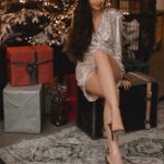 Anfisa Vistingauzen Instagram - Утро. За окном ещё темно, едва светает. Сквозь серые сумерки, едва различимо, воздушными прозрачными хлопьями сыплет снег. Сыплет медленно, нежно, как бы убаюкивая и уговаривая не идти в школу. Но идти надо! ⠀ Надев ненавистные тапочки, волочусь в ванну. Холодно. Сонно. ⠀ Включаю горячую воду на максимальный напор и подставляю руки. Держу. Греюсь. Тепло растекается от рук по всему телу. Хочется стоять так вечность. Чищу зубы и иду есть блюдо, которым обязательно кормят каждого ребёнка хотя бы раз в неделю - овсянку. Не самое любимое моё блюдо, но… хорошо что хоть масло есть! ⠀ Пора одеваться. До начала уроков осталось пол часа, первый - русский, а Жанна Юрьевна серьёзно относится к таким промахам. Отчитает перед всем классом, да ещё и замечание в дневнике напишет. Хотя мне всегда смешно, когда меня отчитываются перед одноклассниками за какой-нибудь пустяк. ⠀ Надеваю капроновые колготки и чёрную юбку чуть выше колен. В мешке со сменкой - чёрные кожаные туфли на танкетке. Я люблю ходить в школу красивой, нарушая все правила и приличия школьного дресс-кода. ⠀ Знаю, что мама заставит надеть штаны, в юбке на улицу не пустит. Демонстративно натягиваю дурацкие чёрные штаны на синтепоне и, надев противную шапку, выхожу на лестничную клетку. ⠀ Но не могу я позволить себе прийти в раздевалку нашего класса в этих идиотких штанах! Позорно что ли. Некрасиво. Как дура буду.. Фи… ⠀ Спускаюсь на один лестничный пролёт, едва закрывается за мной входная дверь, останавливаюсь. Кладу рюкзак и сменку на лестницу, облокачиваюсь на перила и быстро снимаю несуразные штанцы, балансируя на одной ноге, как пьяная цапля, закутанная в пуховик. ⠀ Отлично! Дело сделано, теперь можно идти. ⠀ Шагаю по протоптанный дорожке такими же школьниками, спешащими на первый урок. Холодно, зато чувствую себя элегатно. ⠀ Вот и школа виднеется за гаражами. Точно! Ещё и шапку надо не забыть снять! А то засмеют! ⠀ И с мёрзнущими ушами, с открытым горлом и голыми ногами, счастливая, захожу во двор школы. И как только я не простывала все эти зимы - вот вопрос! Может быть эндорфины? #ностальгия #зима #детство