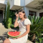 Anfisa Vistingauzen Instagram - Ну что же, друзья, вот уже два года как я не пью алкоголь ⠀ Как чувствую себя? Изумительно. ⠀ Не отравлять свой организм этиловым спиртом очень приятно. Приятно быть в здоровом теле и осознавать свой выбор. ⠀ Ведь это выбор каждого, также как и курение, как и наркотики. ⠀ Вы же знаете что никотин стоит наравне с морфином в таблице зависимости психоактивных веществ? А алкоголь чуть ниже кокаина… ⠀ Изучите, это очень интересно. ⠀ Конечно, можно как Ван Гог хлестать абсент и прослыть самым гениальным алкоголиком. Но я всё же хочу предложить вам попробовать проявить свой гений в здравом уме и трезвой памяти!