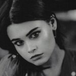 Anfisa Vistingauzen Instagram - Все так накинулись на сериал «Слово пацана», что я просто не могу не высказаться. ⠀ На мой взгляд - это лучший российский сериал за последние несколько лет. Без пошлости и пафоса, шокирующий своей откровенностью, детализацией, динамичностью и напряжением. ⠀ Какая романтизация? Мне кажется так могут говорить только те, кто посмотрели первые две-три серии. Сейчас без спойлеров, просто в общем и целом скажу свое мнение максимально простыми словами: ⠀ Вся идея режиссёра в том, чтобы показать молодёжи КАК ПЛОХО быть в таких группировках. Мне это очевидно уже сейчас, хотя сериал полностью не вышел. ⠀ Но для того чтобы показать как будет плохо - надо же показать как человек попадает в это сообщество? Если с первой серии заявить что эти банды плохие - будет не убедительно, не так ли? ⠀ Поначалу - взлёт. Потом - падение. Иначе не будет драматургии, не будет сюжета. ⠀ СНАЧАЛА дети весело попадают в такие тусовки, а ПОТОМ это ломает им жизнь. Это жизнь, это драма, это контраст. По такому принципу написаны все великие русские произведения. ⠀ Да и к чему тогда всё это кино, всё это художественное произведение? Ведь чтобы кино заиграло жизнью, нужно максимально подробно рассказать о том времени, раскрыть тему в мелочах и деталях. ⠀ Да и вообще, у меня гораздо больше вопросов к другим нашим сериалам для подростковой аудитории (некоторые даже без маркировки 18 ), где без капли стеснения, подростки весело употребляют алкоголь или наркотики, а несовершеннолетние девочки весело по пьяне залетают и также навеселе идут делать аборт. Омерзительно. Считаю что существование таких сериалов на платформах нужно ставить под сомнение, а достойное драматическое произведение - оставить в покое. #сериал #кино #словопацана