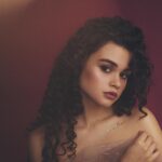 Anfisa Vistingauzen Instagram - Интересно, как каждый человек сформирован не только воспитанием и окружением, но и изначальными «предлагаемыми обстоятельствами» в которых он родился. ⠀ Я, например, никогда в жизни не смогу ощутить чувств к родному брату или сестре, не узнаю - каково это: жить в многодетной семье. Как и никогда не смогу понять людей из регионов, которые «пробились» в Москву. ⠀ Помню, ещё при поступлении в театральный институт, я обращала внимание на то как абитуриенты держатся за эту возможность остаться в Москве, учиться здесь, «смочь», - а не вернуться с проигрышем в родной город или деревню. Когда все, затаив дыхание, ждали списки прошедших на следующий тур - самые радостные возгласы исходили именно от парней или девчонок из небольших, далёких городов, из самой глубинки России, как и самая горькая, глубокая печаль. ⠀ Их и мои ощущения настолько разнились, что я, даже мысленно пыталась поставить себя на их место. Нет, не то чтобы я не переживала, я переживала и даже очень. ⠀ Конкурс - самый последний этап поступления в театральный институт. Этап, где слетают единицы. Этап, от которого до цели - один шаг. Этап, где слететь обиднее всего. ⠀ Когда я слетела с конкурса во МХАТЕ и Щепке - мне было безумно досадно. После Щепки я точно плакала, потому что это был последний ВУЗ, где я осталась, и в тот год я не поступила. Во МХАТЕ я слетела чуть раньше, так что надежда ещё оставалось. Но там меня и мой талант жёстко «растоптали» педагоги, поэтому на душе тоже было не сладко. ⠀ Но для меня это не было трагедией. Потому что я прекрасно понимала, что в Москве - мой дом, моя работа, моя семья. Моя мама называла это «синдромом коренного москвича». Да, в этот раз меня постигла неудача, но и что с того? Поступлю на следующий год. Для меня это был, скорее, вызов маме, эксперимент. ⠀ А для них - было. Потому что, возможно, для кого-то из них, тех молодых и так талантливо отчаянных, ночевавших прямо на улице у института, чтобы не пропустить списки и караулить очередь, а может, потому что им просто некуда было идти, для них - это, возможно, был единственный и последний шанс. ⠀ #кино #театр #театральныйвуз #поступление #институт #мысливслух
