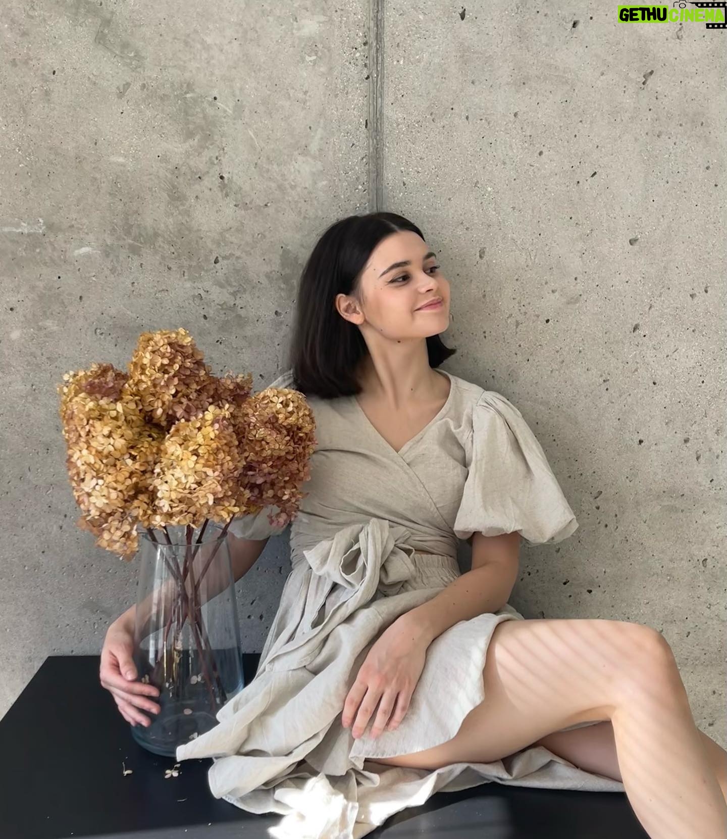 Anfisa Vistingauzen Instagram - Первая фотосессия с новой стрижкой, накурасесили по полной на плёнку с @juliavinokyrova 📸🌿Ждите результат ☀️