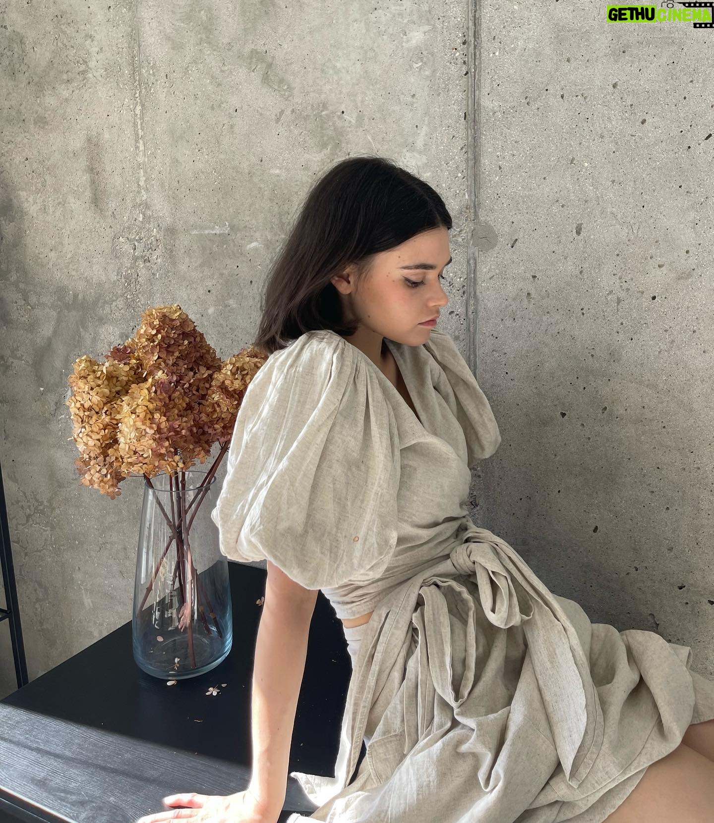 Anfisa Vistingauzen Instagram - Первая фотосессия с новой стрижкой, накурасесили по полной на плёнку с @juliavinokyrova 📸🌿Ждите результат ☀️