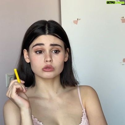 Anfisa Vistingauzen Instagram - Когда ты не куришь, и из всех сигарет у тебя дома только детская палочка брата с сестрой ⠀ #куритьвредно #самопробы