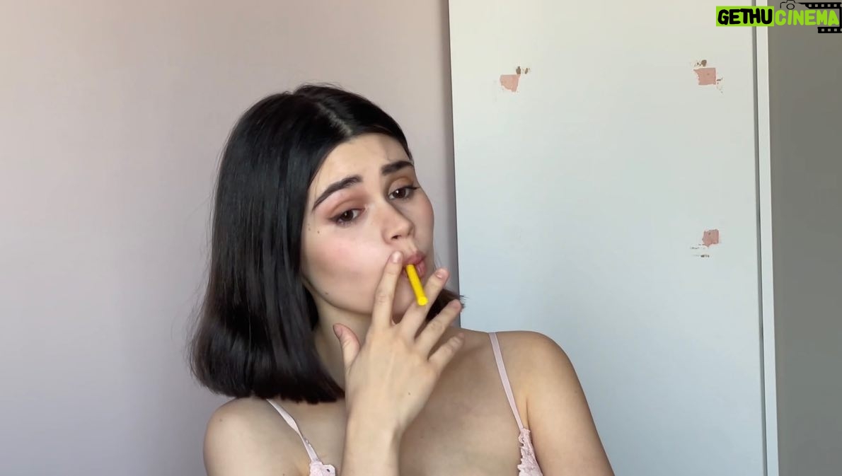 Anfisa Vistingauzen Instagram - Когда ты не куришь, и из всех сигарет у тебя дома только детская палочка брата с сестрой ⠀ #куритьвредно #самопробы