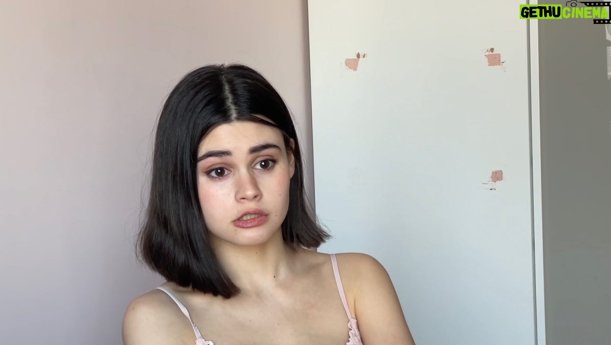 Anfisa Vistingauzen Instagram - Когда ты не куришь, и из всех сигарет у тебя дома только детская палочка брата с сестрой ⠀ #куритьвредно #самопробы