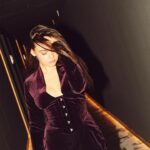 Anfisa Vistingauzen Instagram - У меня есть мечта - несколько месяцев пожить в центре. ⠀ Казалось бы, затея интересная и весьма осуществима, но на самом деле - найти классную квартиру в центре Москвы, где можно было бы пожить несколько месяцев, да ещё и с собакой, - довольно сложно. ⠀ Поэтому я придумала себе приключение: несколько раз в месяц оставаться в каком-нибудь классном отеле в самом центре. Больше всего в Москве я люблю Замоскворечье и Патрики. Но и новые места - это всегда увлекательно! ⠀ Например, в конце сентября у меня было несколько съёмочных дней в Таганском районе. И я заранее знала что одна смена закончится ближе к ночи, а на следующую вставать надо в 8 утра. ⠀ И чтобы не тащиться с утра по пробкам - я остановилась в прекрасном отеле @movenpickmoscowtaganskaya 💜 Сам номер, обслуживание, завтрак и местоположение - просто восторг! ⠀ И настолько мне понравилось, что я решила остаться там ещё на две ночи. Позвала свою талантливую подругу @v.ann.gog и мы наделали с ней шикарных снимков, как из фильма про 60-е 📸
