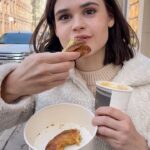 Anfisa Vistingauzen Instagram - …….. Шагаю с булкой на щеке Весну встречаю на легке Я щурюсь солнцу, вот те на! Как в первый раз - опять весна!! ⠀ Я обычно не ведусь на ажиотаж вокруг популярных мест, но этой весной что-то пошло не так 🤪🥐 ⠀ #весна2024