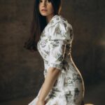 Anfisa Vistingauzen Instagram - Когда ко мне первый раз в жизни пришла уборщица мне было жутко неудобно. ⠀ Я, в паническом предвкушении своего позора, металась по квартире, прибирая раскиданные вещи, моя посуду и протирая столешницу на кухне. «Стыдно, если она увидит», - эта мысль крутилась у меня в голове. ⠀ Удивительно, как часто мы боимся быть такими какие мы есть. Показать чужому человеку что у нас может быть бардак. Не стесняться этого. Допустить даже не то что свою лень по отношению к чистоте в доме, а позволить себе просто расслабиться и делегировать. Признаться самой себе что да, я не получаю удовольствия от уборки и да, у меня есть желание и возможность делегировать это человеку который не только умеет это делать, а скорее всего, ещё и лучше меня. ⠀ Хоть поначалу и было непривычно (что теперь кто-то в моей квартире убирается за меня), но уже в скором времени, я без капли стеснения запускала уборщицу в комнату даже если там был мощнейший творческий беспорядок. ⠀ И скажу вам, что такой здоровый эгоизм - это классно. Освободить время от бытовых хлопот для чего-то более важного и полезного. ⠀ Ну а если у ваших близких, друзей или знакомых появятся вопросы, близкие к осуждению, знайте - им просто завидно! Вам можно, а им нельзя. Проще запретить вам, чем им разбираться с собой. ⠀ Так что в новом году желаю всем чистоты без уборки!👌🏻 фото @kabalina.anastasia
