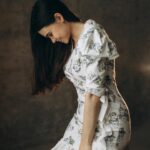 Anfisa Vistingauzen Instagram - Когда ко мне первый раз в жизни пришла уборщица мне было жутко неудобно. ⠀ Я, в паническом предвкушении своего позора, металась по квартире, прибирая раскиданные вещи, моя посуду и протирая столешницу на кухне. «Стыдно, если она увидит», - эта мысль крутилась у меня в голове. ⠀ Удивительно, как часто мы боимся быть такими какие мы есть. Показать чужому человеку что у нас может быть бардак. Не стесняться этого. Допустить даже не то что свою лень по отношению к чистоте в доме, а позволить себе просто расслабиться и делегировать. Признаться самой себе что да, я не получаю удовольствия от уборки и да, у меня есть желание и возможность делегировать это человеку который не только умеет это делать, а скорее всего, ещё и лучше меня. ⠀ Хоть поначалу и было непривычно (что теперь кто-то в моей квартире убирается за меня), но уже в скором времени, я без капли стеснения запускала уборщицу в комнату даже если там был мощнейший творческий беспорядок. ⠀ И скажу вам, что такой здоровый эгоизм - это классно. Освободить время от бытовых хлопот для чего-то более важного и полезного. ⠀ Ну а если у ваших близких, друзей или знакомых появятся вопросы, близкие к осуждению, знайте - им просто завидно! Вам можно, а им нельзя. Проще запретить вам, чем им разбираться с собой. ⠀ Так что в новом году желаю всем чистоты без уборки!👌🏻 фото @kabalina.anastasia