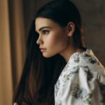 Anfisa Vistingauzen Instagram - Когда ко мне первый раз в жизни пришла уборщица мне было жутко неудобно. ⠀ Я, в паническом предвкушении своего позора, металась по квартире, прибирая раскиданные вещи, моя посуду и протирая столешницу на кухне. «Стыдно, если она увидит», - эта мысль крутилась у меня в голове. ⠀ Удивительно, как часто мы боимся быть такими какие мы есть. Показать чужому человеку что у нас может быть бардак. Не стесняться этого. Допустить даже не то что свою лень по отношению к чистоте в доме, а позволить себе просто расслабиться и делегировать. Признаться самой себе что да, я не получаю удовольствия от уборки и да, у меня есть желание и возможность делегировать это человеку который не только умеет это делать, а скорее всего, ещё и лучше меня. ⠀ Хоть поначалу и было непривычно (что теперь кто-то в моей квартире убирается за меня), но уже в скором времени, я без капли стеснения запускала уборщицу в комнату даже если там был мощнейший творческий беспорядок. ⠀ И скажу вам, что такой здоровый эгоизм - это классно. Освободить время от бытовых хлопот для чего-то более важного и полезного. ⠀ Ну а если у ваших близких, друзей или знакомых появятся вопросы, близкие к осуждению, знайте - им просто завидно! Вам можно, а им нельзя. Проще запретить вам, чем им разбираться с собой. ⠀ Так что в новом году желаю всем чистоты без уборки!👌🏻 фото @kabalina.anastasia