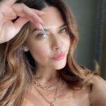 Angélica Celaya Instagram - No se si tengo la mano grande o si tengo la cabeza chiquita 🧐🤷🏻‍♀️ #FelizViernes
