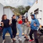Angélica Celaya Instagram – Terminando esto con ritmo!!! 
Gracias a todos por el gran equipo y energía @lamujerdemividatv @telemundo 
We are Latinas !!! @analorenasm @rosalinda_tv @vanessadiazofc @laialsaab @vvhh3009 y después que vean la novela entenderán por que @soyoswaldozarate 

GRACIAS 💛🥂