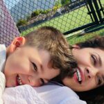 Angélica Celaya Instagram - “Felicidad completa” No se necesita ir a ningún lado. No necesito verme y vestirme con lo mejor. No necesito tratar de caer bien y decir algo “inteligente” solo necesito estar en el momento. Respirar tu risa. Sentir tu corazoncito y dejarme entrar en ese mundo maravilloso tuyo. #YellowHappy 💛 @angel_alessandro_garcia