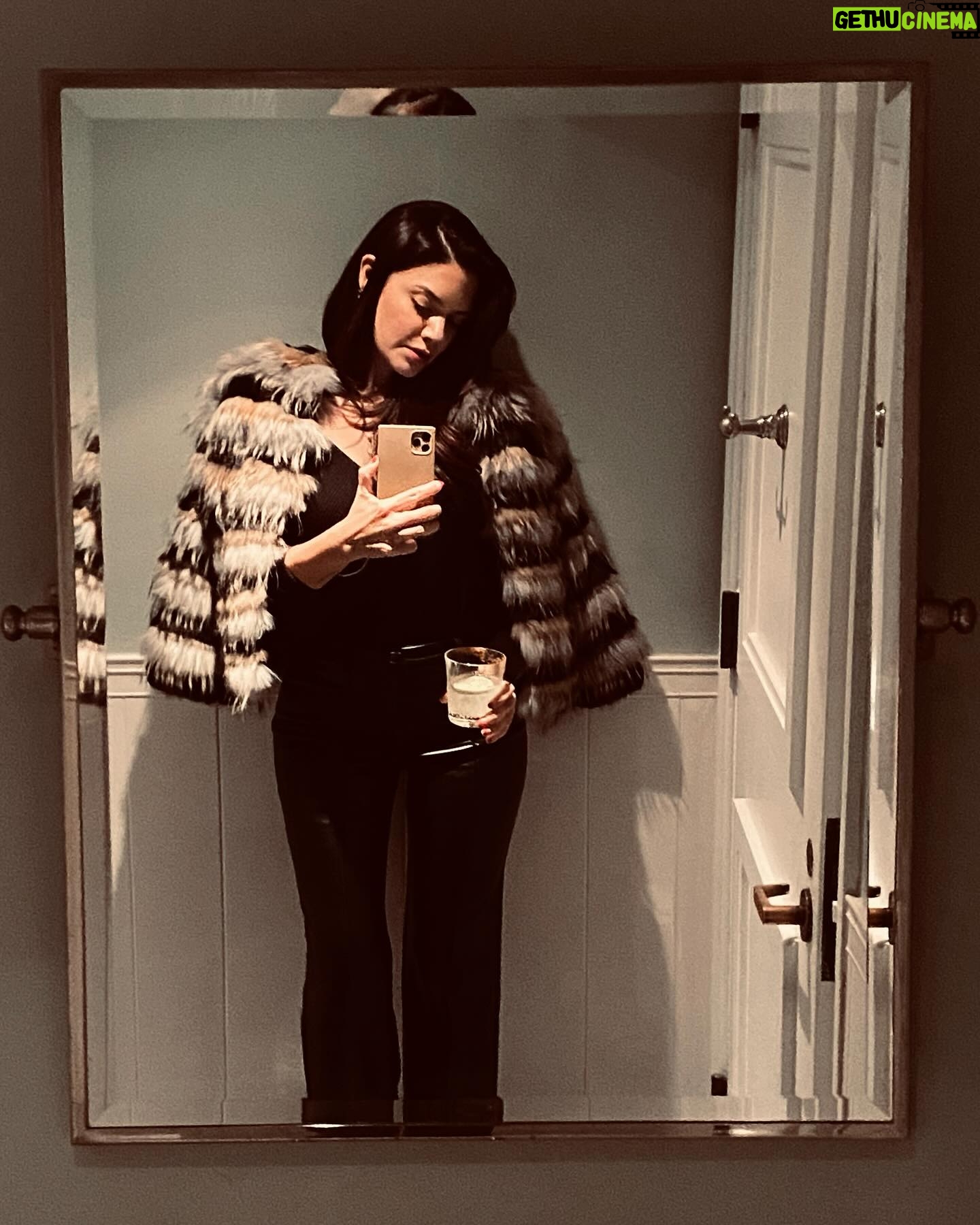 Angélica Celaya Instagram - M-> de 1- Miradas que dicen lo que no puedo 2- Mañanas lindas 3- Mirror the good that you see 4- Mezcalito para el frío 5- Messiness is part of life #BonitoMarzo