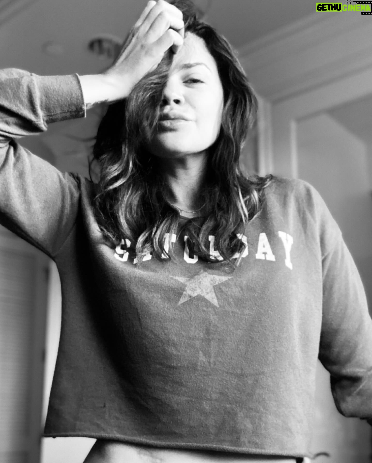 Angélica Celaya Instagram - M-> de 1- Miradas que dicen lo que no puedo 2- Mañanas lindas 3- Mirror the good that you see 4- Mezcalito para el frío 5- Messiness is part of life #BonitoMarzo